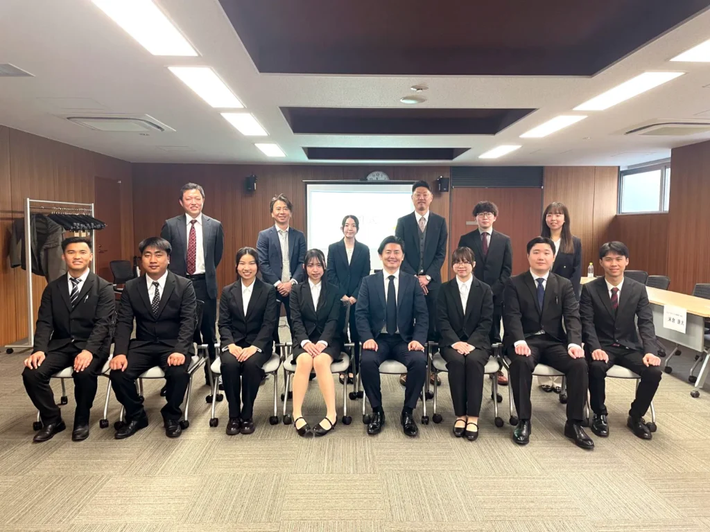 出張買取のアシスト 2026年度入社式 集合写真